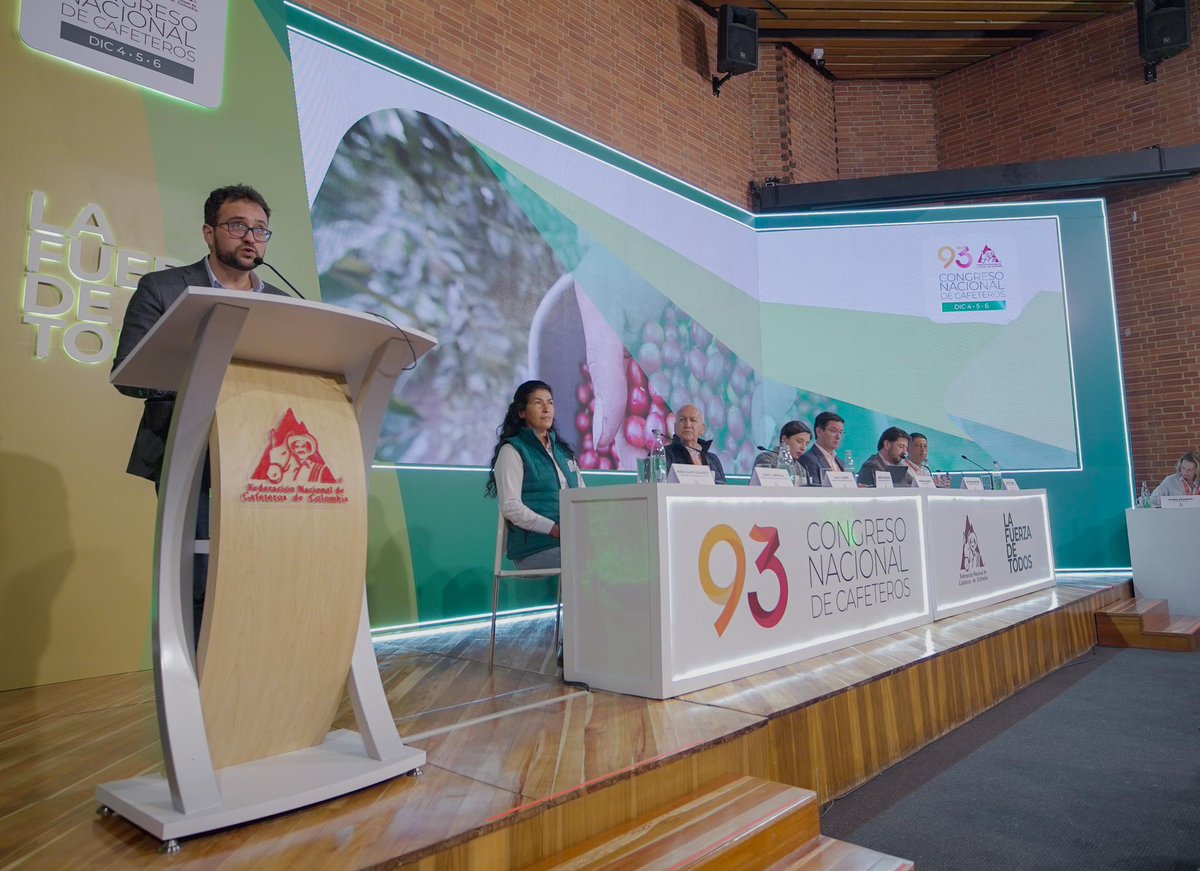 DNP_Colombia's tweet photo. Hoy, en el #93CongresoCafetero el subdirector de Inversiones, Seguimiento y Evaluación del DNP, Alan Asprilla, aseguró que el Gobierno nacional ha focalizado sus esfuerzos en los pequeños productores de café. ☕️ https://t.co/t3JpOusQ9R