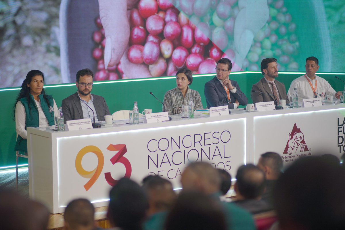 DNP_Colombia's tweet photo. En el #93CongresoCafetero, el DNP explicó que con la estrategia #CaféSocial el Gobierno del Cambio abrió puertas para que todas las entidades del Estado compren el café ☕️ a las y los pequeños productores y campesinos. https://t.co/VlgKqzj4V3