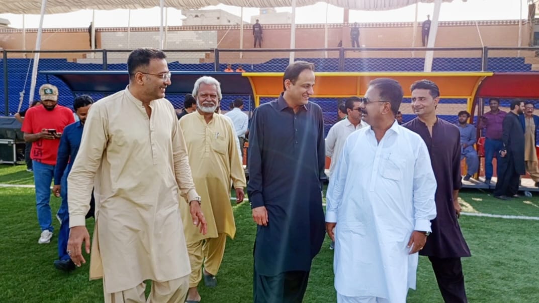 HammadKhanMarw3's tweet photo. چیئرمین پاکستان پیپلز پارٹی بلاول بھٹو زرداری کی لیاری آمد پر جیالوں کا والہانہ استقبال پھولوں کی پتیاں نچھاور 
اسٹیڈیم میں داخل ہونے پر روایتی لیوا ڈانس 
وزیراعظم بلاول بھٹو کے نعروں کی گونج'سندھ پنک فٹبال ٹورنامنٹ کا افتتاح'
پاکستان کے پہلے سنتھٹک فٹبال گراونڈ کا بھی افتتاح کیا https://t.co/7YfVuNZpmO