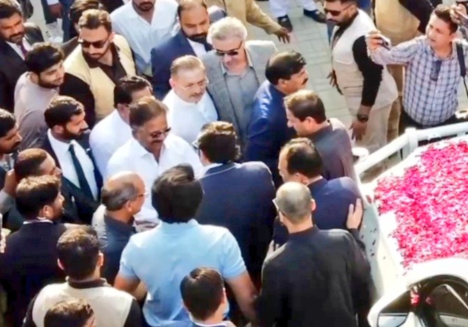 HammadKhanMarw3's tweet photo. چیئرمین پاکستان پیپلز پارٹی بلاول بھٹو زرداری کی لیاری آمد پر جیالوں کا والہانہ استقبال پھولوں کی پتیاں نچھاور 
اسٹیڈیم میں داخل ہونے پر روایتی لیوا ڈانس 
وزیراعظم بلاول بھٹو کے نعروں کی گونج'سندھ پنک فٹبال ٹورنامنٹ کا افتتاح'
پاکستان کے پہلے سنتھٹک فٹبال گراونڈ کا بھی افتتاح کیا https://t.co/7YfVuNZpmO