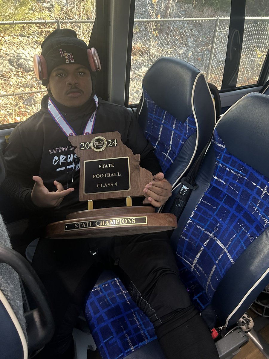 8_jevon's tweet photo. Blessed🙏🏾🙏🏾
#statechamps
#8out
@THECoachKdub @brettj_22 @GSV_STL @JPRockMO https://t.co/FwKdOyWbQq