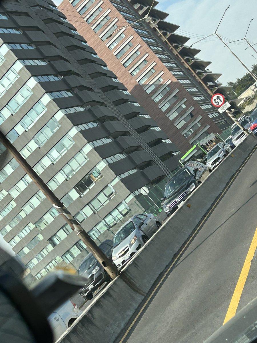 sonialopz's tweet photo. @OVIALCDMX reconozco la importancia del Alcoholimetro, pero el que está en Av Centenario por Tarango tiene la circulación a vuelta de rueda en los puentes de los Poetas. La fila desde Cumbres de Santa Fe. Seguro que hay manera de resolver, por favor! https://t.co/qMxfGHfAhh