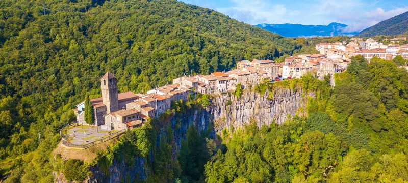VanesaRegaladoV's tweet photo. Me acabo de enterar de que hay un pueblo sobre un risco basáltico de 1 km de largo y 50 mt de altura.

Se llama Castellfollit de la Roca y está en Girona.

Cuando piensas que ya lo habías visto todo por estos lares, va la vida y te crea una nueva necesidad.😲🥺😍 https://t.co/pRWIWxk7ie