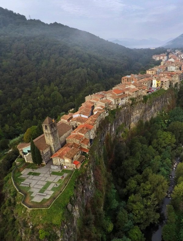 VanesaRegaladoV's tweet photo. Me acabo de enterar de que hay un pueblo sobre un risco basáltico de 1 km de largo y 50 mt de altura.

Se llama Castellfollit de la Roca y está en Girona.

Cuando piensas que ya lo habías visto todo por estos lares, va la vida y te crea una nueva necesidad.😲🥺😍 https://t.co/pRWIWxk7ie