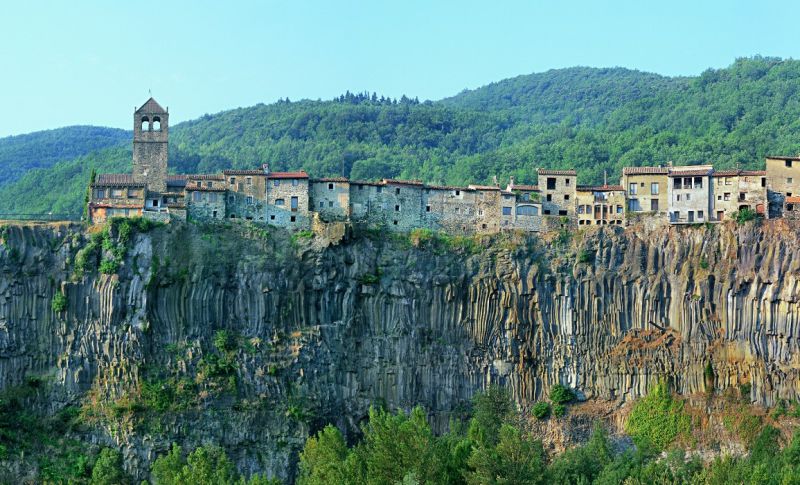 VanesaRegaladoV's tweet photo. Me acabo de enterar de que hay un pueblo sobre un risco basáltico de 1 km de largo y 50 mt de altura.

Se llama Castellfollit de la Roca y está en Girona.

Cuando piensas que ya lo habías visto todo por estos lares, va la vida y te crea una nueva necesidad.😲🥺😍 https://t.co/pRWIWxk7ie