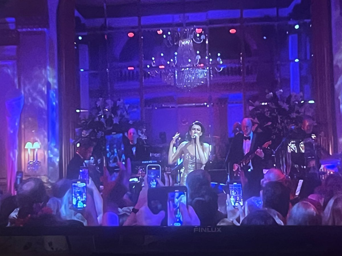 Hyvä tv-päivä, kiitos 
<a href="/Yleisradio/">Yleisradio</a> 
Mietin vaan, että nämä Kämpin kännykkäkuvaajat; kattovatko he huomenna innoissaan 
<a href="/YleAreena/">Yle Areena</a>
 :sta, kun he kuvas kaikki esitykset kännyköilleen? 
Onko nykyisin mahdoton vaan olla ja nauttia livenä??