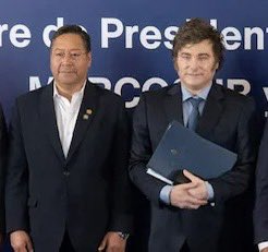 g_espinoza's tweet photo. En la foto, un Presidente, que resuelve los problemas de su país, excelente economista, gran profesor y profesional; el otro es Luis Arce. https://t.co/h2BbLHjI20