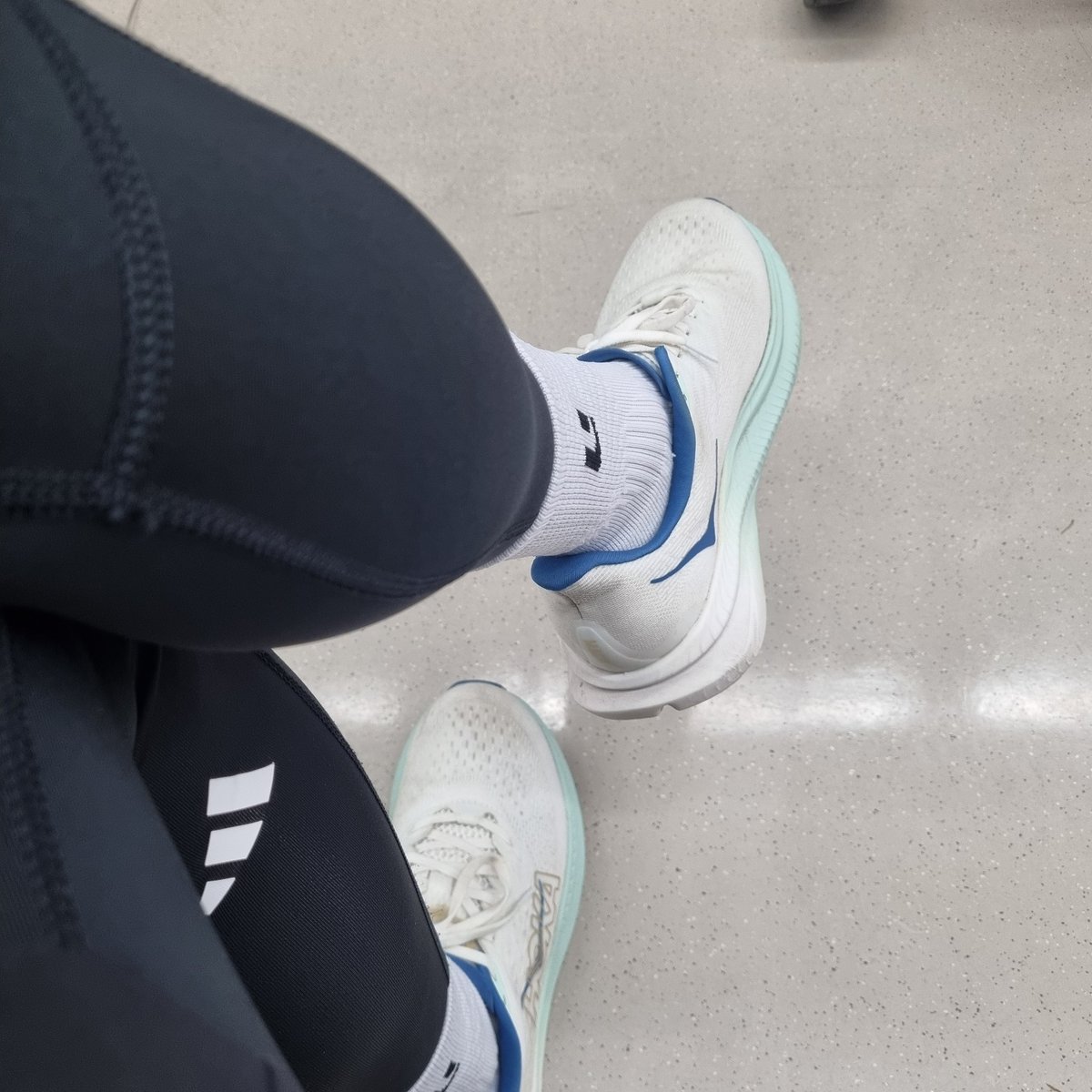 새벽 러닝위해 지하철타고 이동중입니다.
운동하면 잘생겨집니다 
운동하면 예뻐집니다 
운동해서 부자됩시다