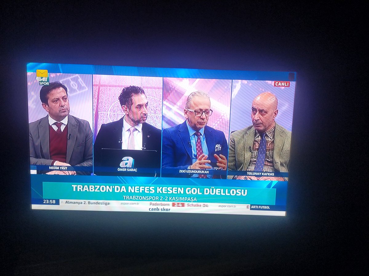 Bu gömlek yeşil ceket kravat ne dir ya hay Allah'ım😂😂