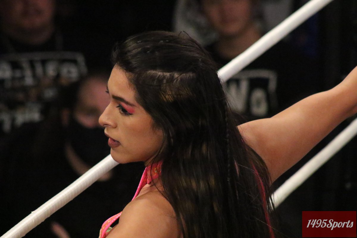 StacyPodelski's tweet photo. Behold the God Queen @DelmiExo and all of her glory @MLW #MLWOneShot https://t.co/ViRT3KLO9v