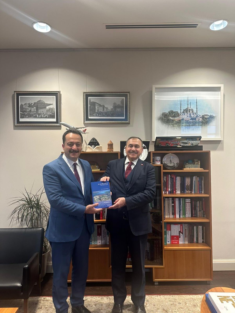 VeyselEroglu's tweet photo. Cumhurbaşkanlığı İdari İşler Başkanlığı Personel ve Prensipler Genel Müdürü Sayın Bilal Şentürk’ü ziyaret ettim. Kendisini memleketim Şuhut kaymakamlığı ve  Bilecik Valiliğinden yakinen tanıyorum. Hatıraları yad ettik. https://t.co/gVdGk6ZRyq