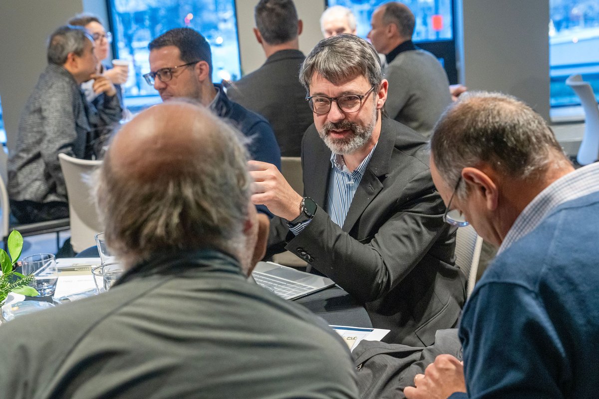 FMSQ's tweet photo. La FMSQ a réuni les présidentes et présidents de ses 35 associations affiliées afin de trouver des solutions pour améliorer l'accès aux soins en région. Les médecins spécialistes sont engagés à traiter leurs patients, car notre seul objectif est de soigner, et ce, partout au Québec! #santeqc #polqc