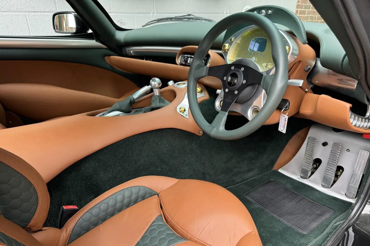 25 years ago the TVR Tuscan gatecrashed our imagination - this one, in Porsche Dark Olive Green, brings it all back 😍

pistonheads.com/news/TVR/Tusca…