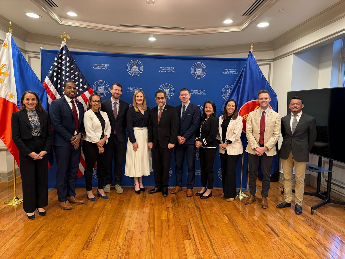 ACYPL's tweet photo. #acyplSEAsia is underway!🇵🇭🇲🇾

Before heading to the Philippines &amp; Malaysia, they spent the day in DC discussing the bilateral relationships at @StateDept and visiting both embassies to discuss local issues &amp; the political landscapes.

Now they're off to Manila! #ExchangeOurWorld https://t.co/pCBQr9wcCS