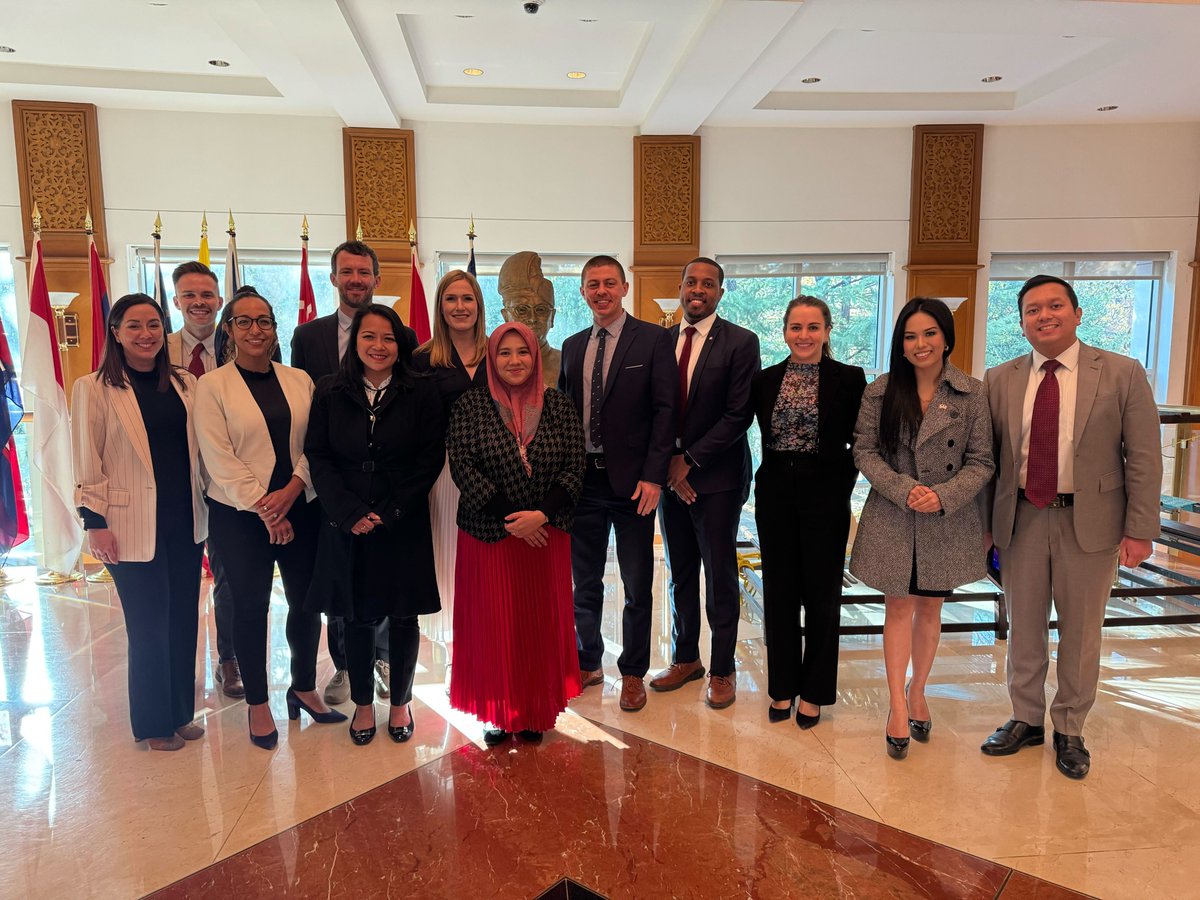 ACYPL's tweet photo. #acyplSEAsia is underway!🇵🇭🇲🇾

Before heading to the Philippines &amp; Malaysia, they spent the day in DC discussing the bilateral relationships at @StateDept and visiting both embassies to discuss local issues &amp; the political landscapes.

Now they're off to Manila! #ExchangeOurWorld https://t.co/pCBQr9wcCS