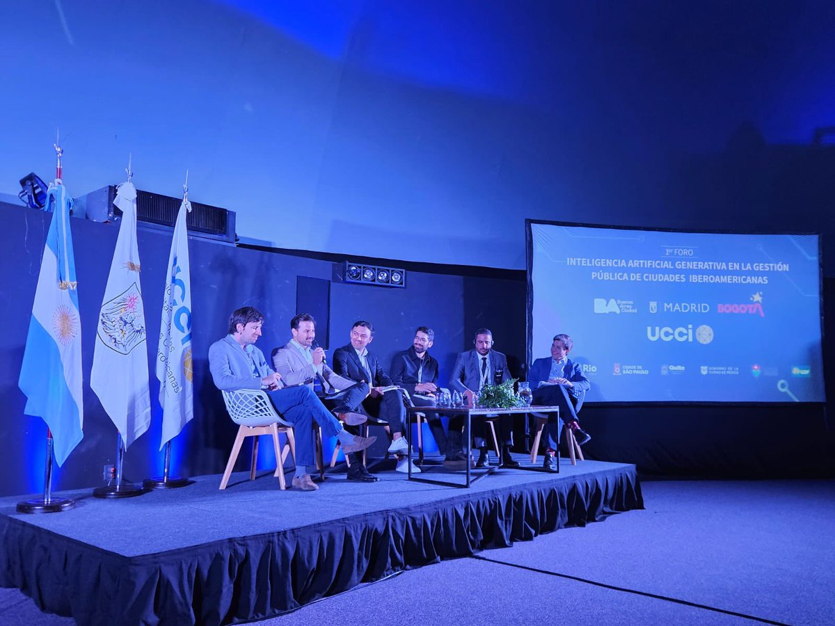 ConsejeriaTIC's tweet photo. Participamos en el 1️⃣ foro de #IA generativa en la gestión pública de @UCCI_SG y @BAinnovacion en donde compartimos la puesta en marcha de #Chatico🤖, el agente virtual de @Bogota que brinda atención 24/7 y optimiza los servicios distritales para el bienestar de la ciudadanía. 🤩 https://t.co/LTqIn2sXQB