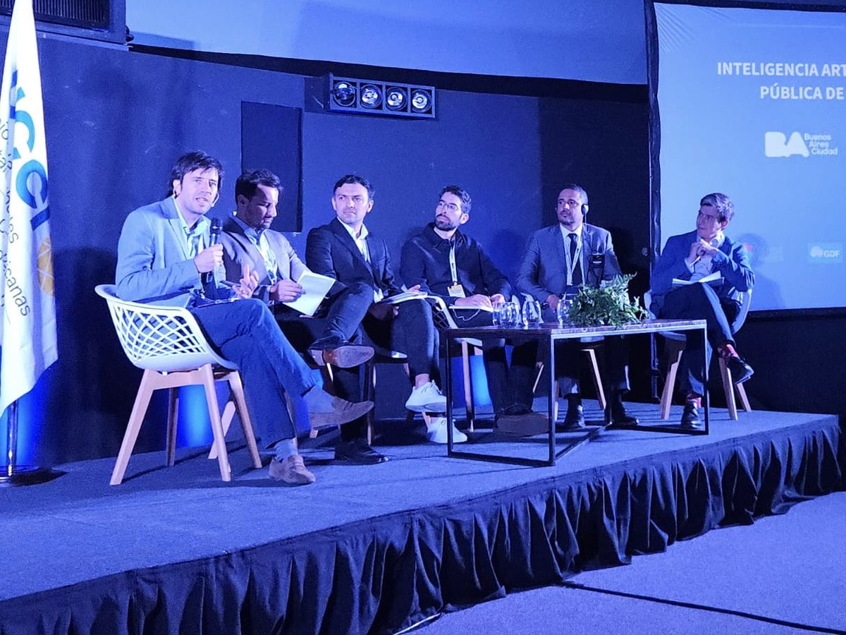 ConsejeriaTIC's tweet photo. Durante el panel, desde la @ConsejeriaTIC hablamos junto a otras ciudades iberoamericanas sobre el proceso de implementación de nuevas tecnologías como la #IA en #Chatico🤖 para optimizar la atención pública y mejorar la experiencia ciudadana en el Distrito. https://t.co/G4cOPzVghX