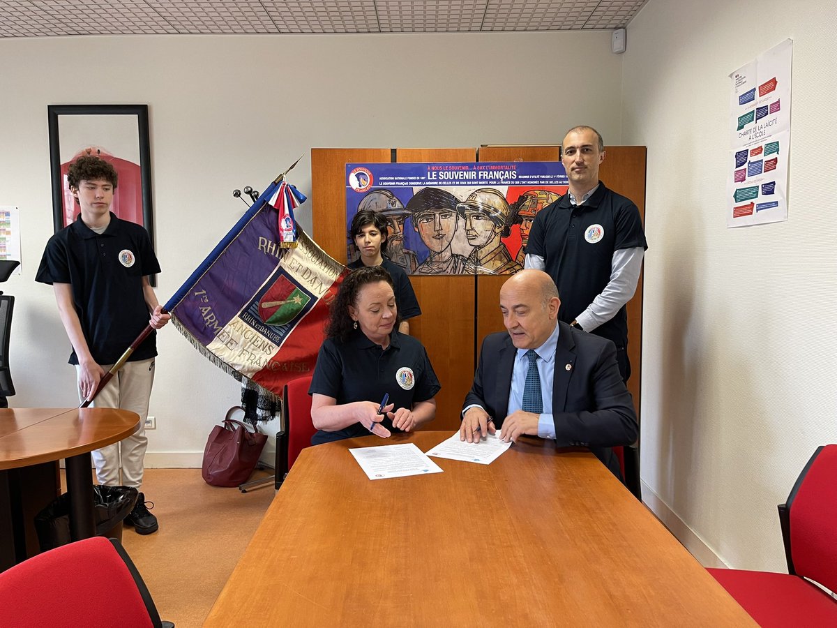 SF_DG92's tweet photo. @C_JMACE_clichy @EmmanuelMacron @acversailles @villeclichy Avec mes félicitations à cette classe, ce collège, leur professeur qui furent les premiers du département à recevoir la garde d’un drapeau associatif : celui de Rhin et Danube dont nous avons récemment renouvelé la convention. https://t.co/lMALBzsHHG