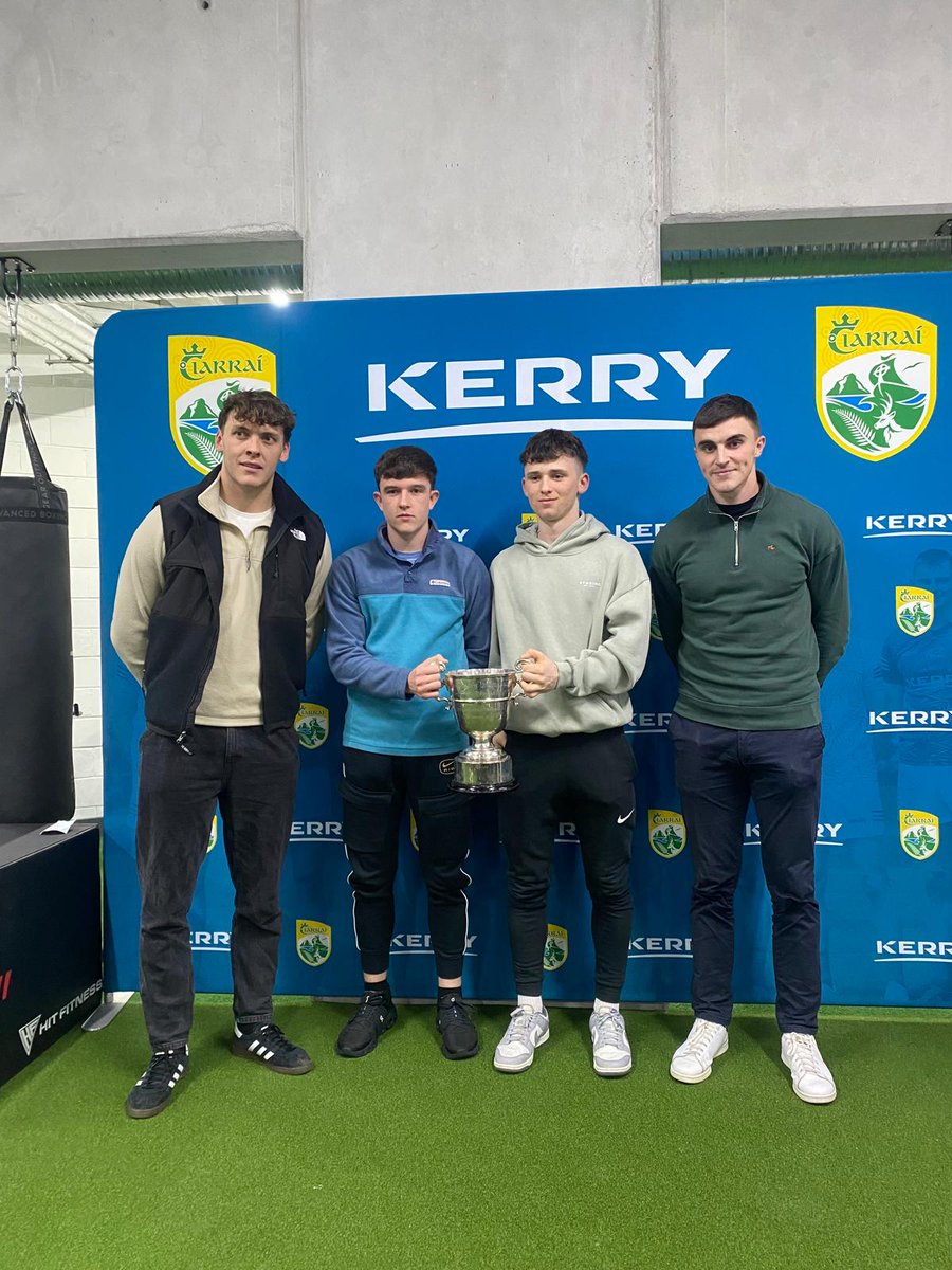 johnmitchelsGA1's tweet photo. Congratulations to John Mitchels Kerry Minor players Gearoid White & David Sargent who received their Munster Minor winners medals last night. 💚💛
Well done boys🏆
#johnmitchels
#JohnMitchelsGAA #namisteallaighubu #kerrygaa
@kerrygaa_official https://t.co/G8y1P4AL8w
