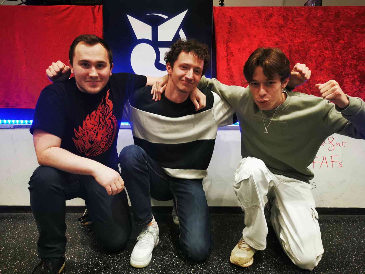 Pendant que le bracket Rivals 2 prend fin, le 3v3 voit le couronnement de l'équipe rennaise de <a href="/Furamoh/">FCF | Furamoh</a>, @baggylenez et <a href="/Nathez_/">Nathez</a> !

Bravo à eux et à demain pour la suite de SSBU avec le 1v1 🫡 

#TakeTheCrown 👑