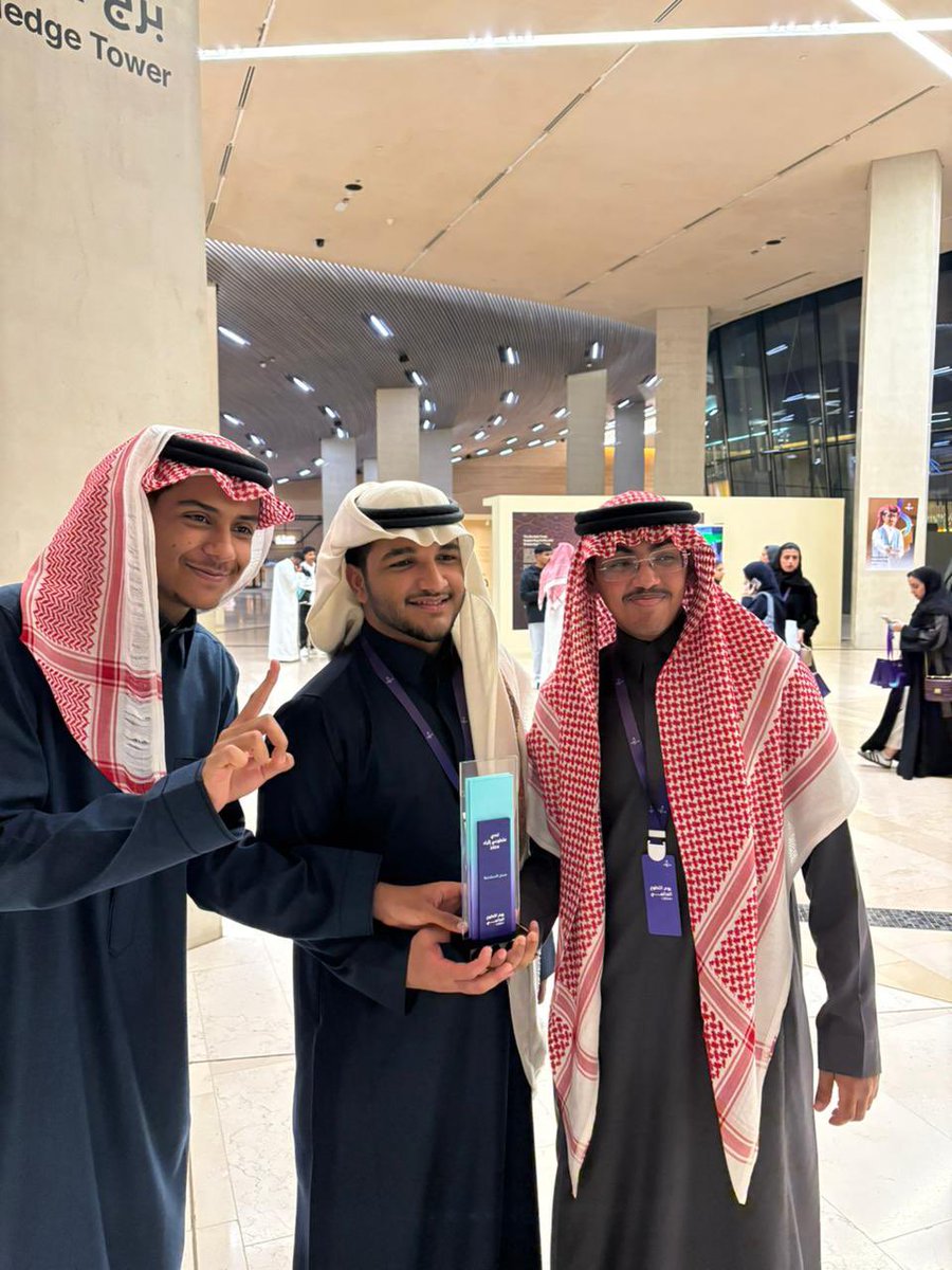 vvvyi_'s tweet photo. اليوم اجمل ايامي الاثرائيه، مبسوط وفخور جدا بفوز اخواني راشد ومحمد وفريق نمو الله يجعلها بداية خير لكل شيء عظيم❤️❤️❤️
#إثراء_التطوع https://t.co/7eo9MLnH3V
