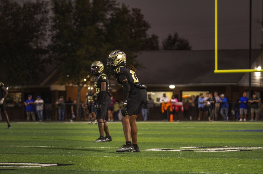 Cee_Eazy1's tweet photo. I Wanna Thank EC Coaching Staff For Taking A Chance On A Guy From A Small Town To Live Out A Dream Of Playing College Ball🖤In The Past 2 Years I've Learned More About Myself & The Game Of Football .. Nothing But Love On My End 💪🏽 #Warrior4Ever https://t.co/7GfU4QJ3Ss