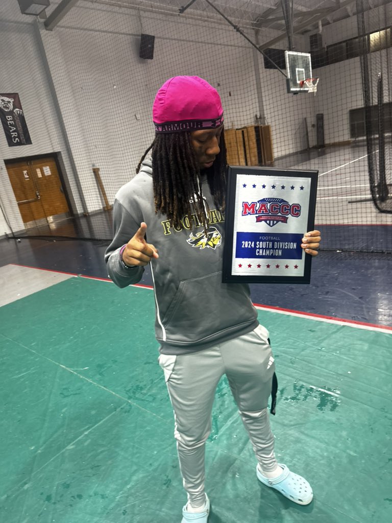 Cee_Eazy1's tweet photo. I Wanna Thank EC Coaching Staff For Taking A Chance On A Guy From A Small Town To Live Out A Dream Of Playing College Ball🖤In The Past 2 Years I've Learned More About Myself & The Game Of Football .. Nothing But Love On My End 💪🏽 #Warrior4Ever https://t.co/7GfU4QJ3Ss