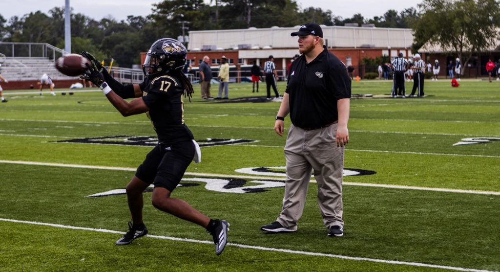 Cee_Eazy1's tweet photo. I Wanna Thank EC Coaching Staff For Taking A Chance On A Guy From A Small Town To Live Out A Dream Of Playing College Ball🖤In The Past 2 Years I've Learned More About Myself & The Game Of Football .. Nothing But Love On My End 💪🏽 #Warrior4Ever https://t.co/7GfU4QJ3Ss