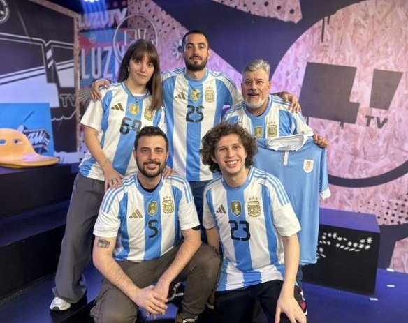 Abrilcondinook's tweet photo. Nico le dio todo lo que tiene hoy, programa propio con sus amigos, la llevó a Qatar, Copa América incluyendola en un grupo de hombres recontra futboleros, cómo le paga? Abandonando el barco, no se merecen a Luzu, ni a él como jefe, ni está comunidad #TardeDeTertulias https://t.co/YmUhHQJUsV