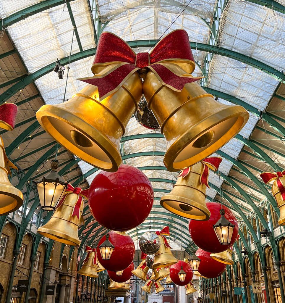 MapandFamily's tweet photo. All the best things to do in Covent Garden London this weekend. Christmas lights, market finds, hot chocs, mulled wine on cosy terraces, and lots of gift ideas. @coventgardenldn #visitLondon #Christmasmarkets https://t.co/AbnmgWkw9D https://t.co/kTnKg3pdSO