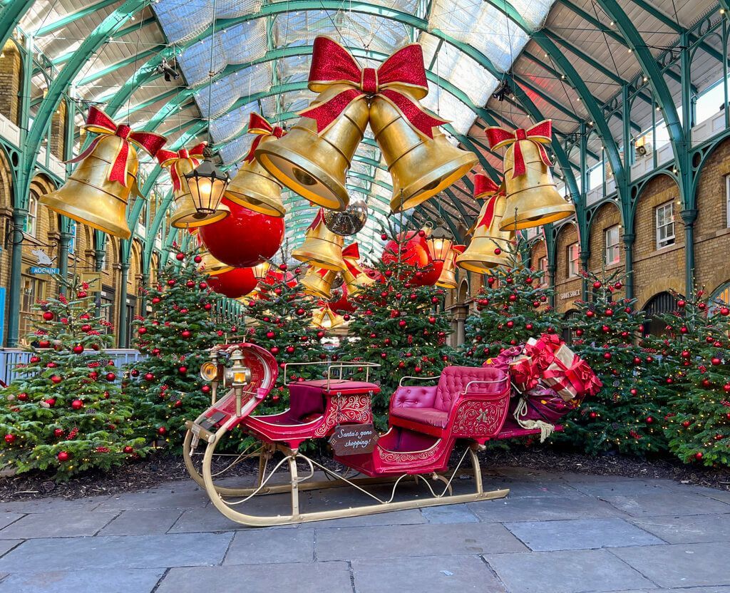 MapandFamily's tweet photo. All the best things to do in Covent Garden London this weekend. Christmas lights, market finds, hot chocs, mulled wine on cosy terraces, and lots of gift ideas. @coventgardenldn #visitLondon #Christmasmarkets https://t.co/AbnmgWkw9D https://t.co/kTnKg3pdSO