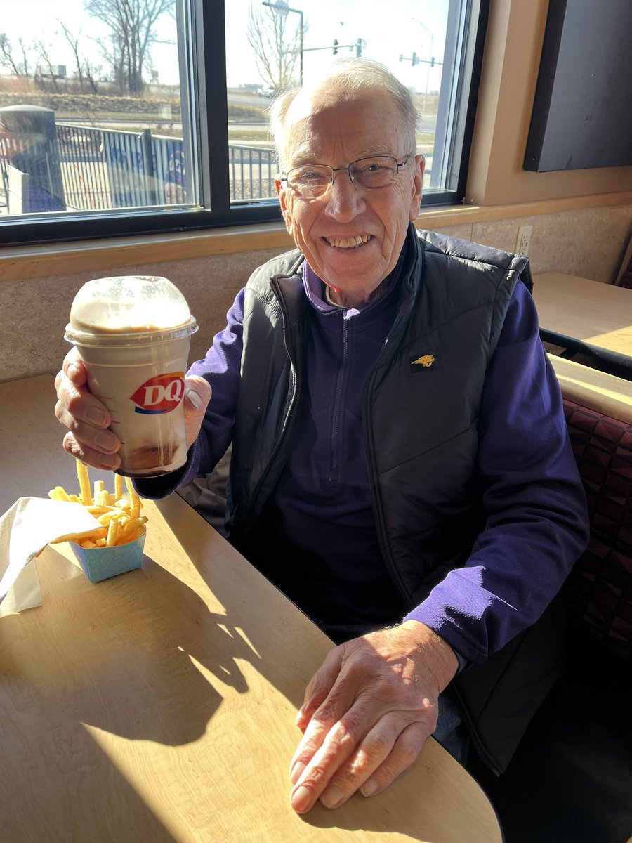 ChuckGrassley's tweet image. Mtg w constituents over a chocolate malt at Cedar Falls DQ