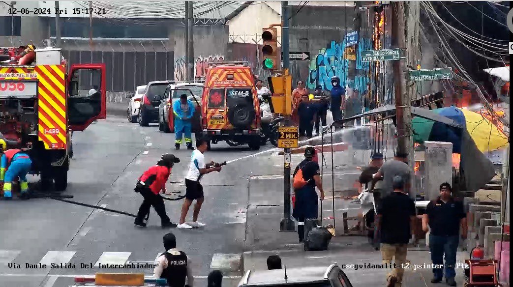 ecuadorprensaec's tweet image. VORAZ INCENDIO EN MAPASINGUE 

En el kilómetro 6.5 de la vía a Daule, norte de Guayaquil, se visualiza un incendio de grandes magnitudes. 

Personal de 🚒@BomberosGYE
se encuentra en el sitio para el control del siniestro con 11 unidades. 

#Guayaquil #Mapasingue #incendio…