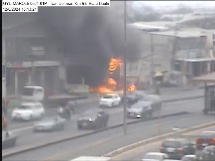ecuadorprensaec's tweet image. VORAZ INCENDIO EN MAPASINGUE 

En el kilómetro 6.5 de la vía a Daule, norte de Guayaquil, se visualiza un incendio de grandes magnitudes. 

Personal de 🚒@BomberosGYE
se encuentra en el sitio para el control del siniestro con 11 unidades. 

#Guayaquil #Mapasingue #incendio…
