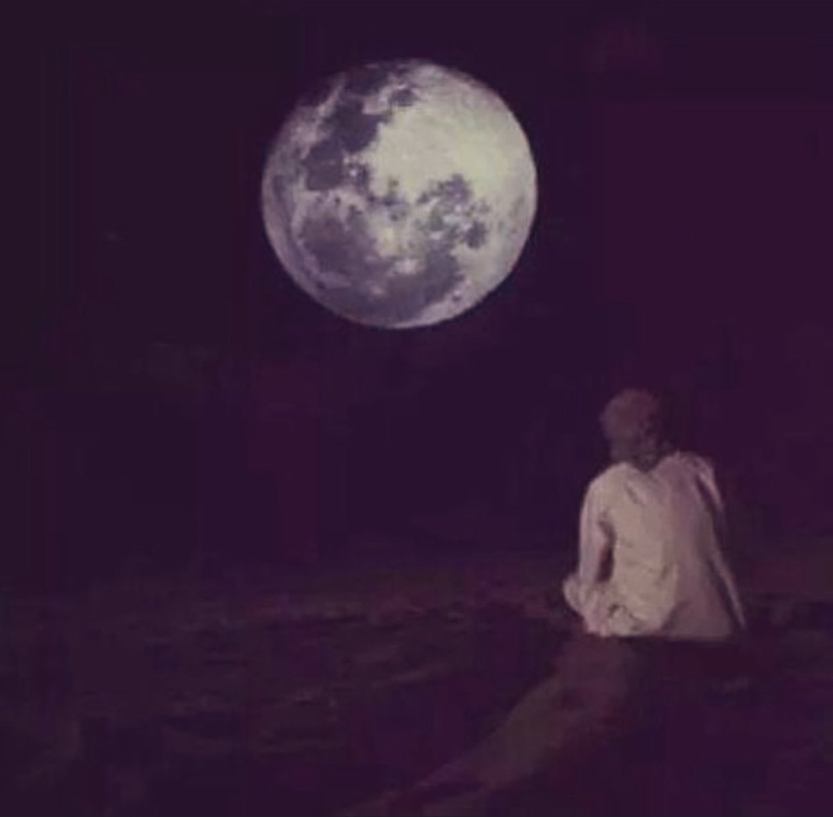 مازلتُ أعرف أن #الشوق معصيتي
و #العشق والله ذنبٌ لستُ أُخفيه
اشتاق ذنبي ففِي عينيكِ مغفرتي
يا ذنب عمري ويا أنقى لياليه
ماذا يفيد الأسى؟ أدمنتُ معصيتي
لا الصفح يجدي ولا الغفران أبغيه
إني أرى العمر في عينيك مغفرة
قد ضل قلبي فقُل لي كيف أهديه؟