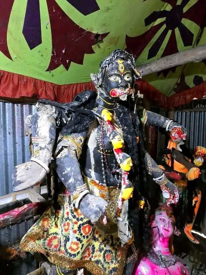 TheWomanUSA's tweet photo. Today, extremist Muslims attacked and vandalized the idol at the Kali temple in Netrokona Sadar Upazila!!
06-12-2024(4pm)

#SaveBangladeshiHindus 
#AllEyesOnBangladeshiHindus 
#FreeChinmoyKrishnaDas 

@RadharamnDas @realDonaldTrump @TulsiGabbard @PMOIndia @adgpi @TimesAlgebraIND https://t.co/V4uHTqrTHY