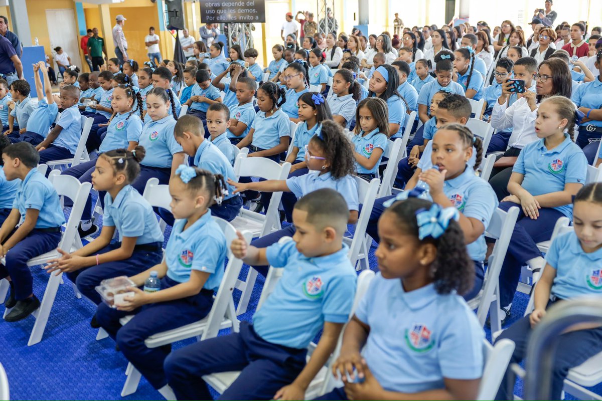 EducacionRDo's tweet photo. 📌Espaillat️
La vicepresidenta de la República 🇩🇴, @Raquelpenavice, inauguró el #TechadodeCancha de la Escuela Básica Andrés Bello.
Esta obra beneficiará a cientos de niños y jóvenes en Moca, mejorando su acceso al deporte y a la educación física 🤸🏃. https://t.co/2oNbHOiE4a