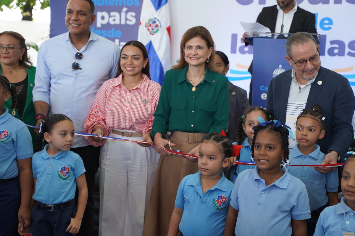 EducacionRDo's tweet photo. El #TechadodeCancha incluye además graderías y baños, para el uso de los estudiantes y la comunidad.
De esta forma ayudamos a fomentar actividades deportivas y recreativas en un espacio seguro. https://t.co/sUqKiHO0eg