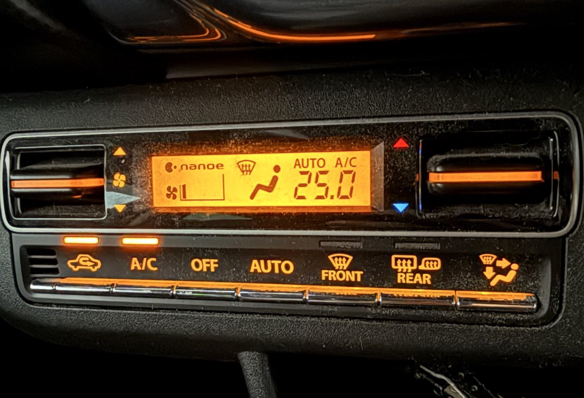 4869_Maybe's tweet photo. 今日はバイトの日なので車に乗り込むとフロントが凍ってて前が...見えないって事に💦
良く、ポイント稼ぎで𝙏𝙞𝙠 𝙏𝙤𝙠を見ていてフロントのボタン押すとフロントが曇りずらくなると聞きやってみた。凄すぎた😳
#ハスラー
#フロントボタン https://t.co/EZHq7uWRnZ