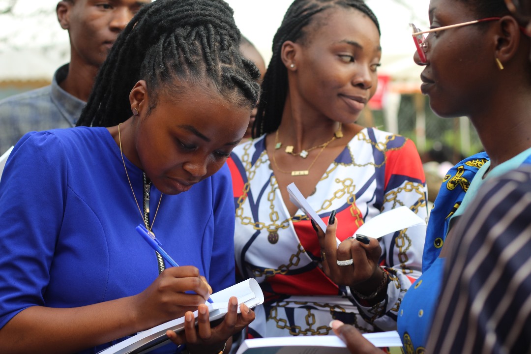 Agréable moment passé avec la jeune auteure.

📚 #SalonDuLivreJeunesseYaoundé
✍️ #PetitÉcrivain
🌟 #MaevaTahafo 
📖 #LittératureJeunesse
🇨🇲 #Yaoundé2024

Venez nombreux soutenir nos jeunes talents !
