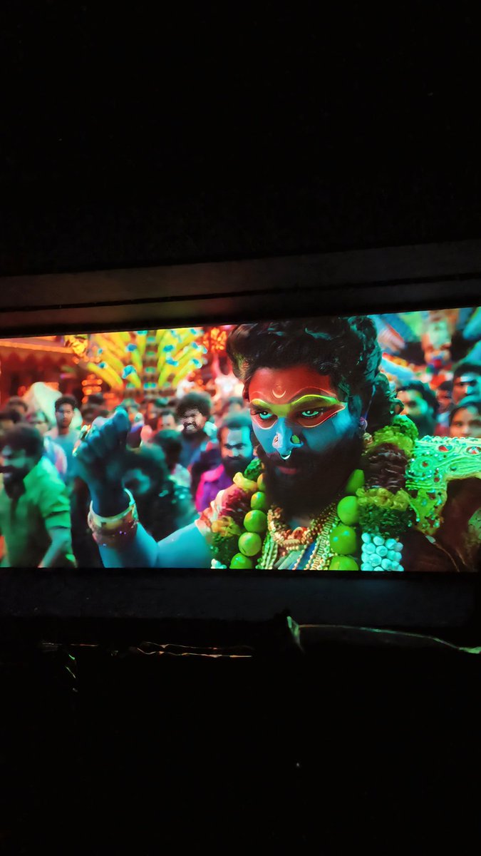 Ravitejayarram6's tweet photo. @alluarjun Anna just wanna ask you one thing "set ki velle mundhu ey brand taagi dengav saami 🫠
And aa climak fight yendayya ❤️‍🔥💥 pichalu chethiloki ochesinay "🥵💥
One more reason to feel proud for being a fan of you 🫠✨
Admiring the writings of suku sir @SukumarWritings 🙇🏻‍♂️ https://t.co/NCf1NAwpO9