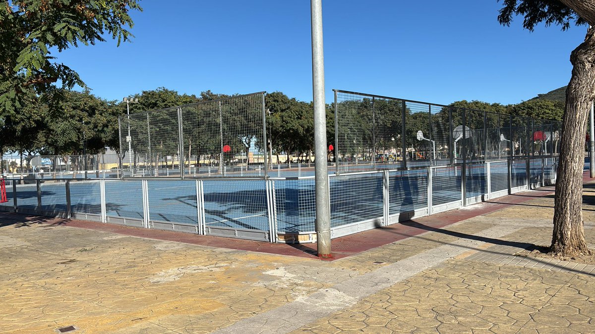 BulldogsHCCeuta's tweet photo. Gracias @icdceuta #OBIMACE @GobiernodeCeuta por colocar el vallado nuevo en los fondos para poder practicar hockey sin que el resto de usuarios corran riesgos!! https://t.co/vlqRq7UtDl
