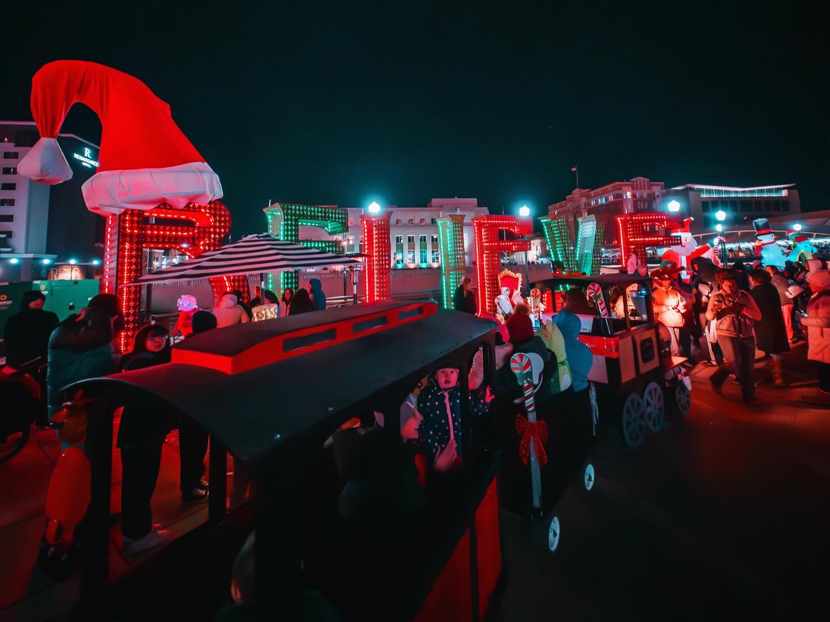 Holiday magic has arrived at #WhitneyPeakHotel. ✨ We're decking the halls and enjoying all of the yuletide joy that's taken over #DowntownReno. 🎄 ❄️ 🎁 

Second Photo Credit: #RenoAfterDark