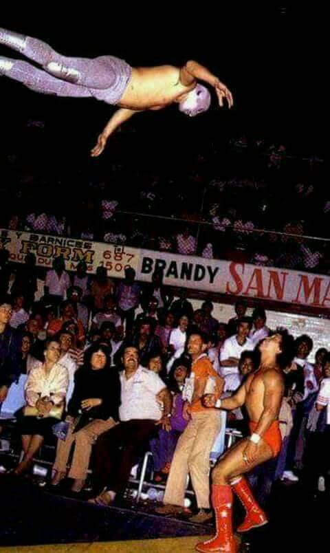 MxEnImagenes's tweet photo. Increíble imagen de #ElHijoDeSanto en pleno vuelo ante la mirada atónita del #NegroCasas, era 1984... https://t.co/w4q6VeNysV