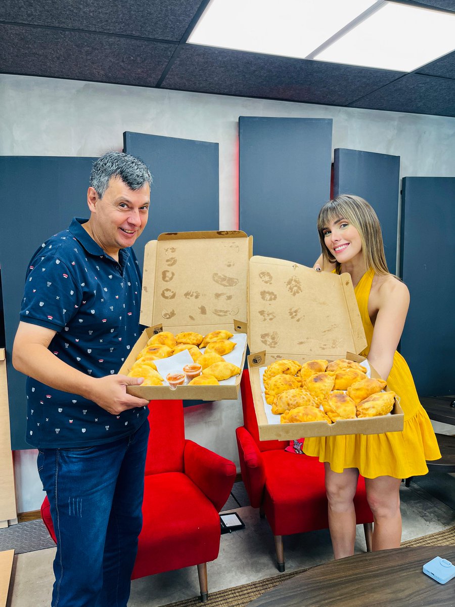 rockandpop955's tweet photo. 😇 BENDITA ROCKA 🤟🏻

Los Viernes son religiosamente 📿 de las empanadas de #TíaZuni 👩🏻‍🍳 y hoy nuestro delivery metió turbo 🛵para que #MMX 🔴🔵 coma las empanadas 🥟😏😌

#BenditaRocka 😇🤟🏻 con @luchigarciar  🎙 te acompañan de Lunes a Viernes de 17hs a 19hs en #RockandPop 🎸

Whatsapp 1098495500 📲
https://t.co/lkneNVJsWw 🌍
https://t.co/cxRxolVD9d 💻
