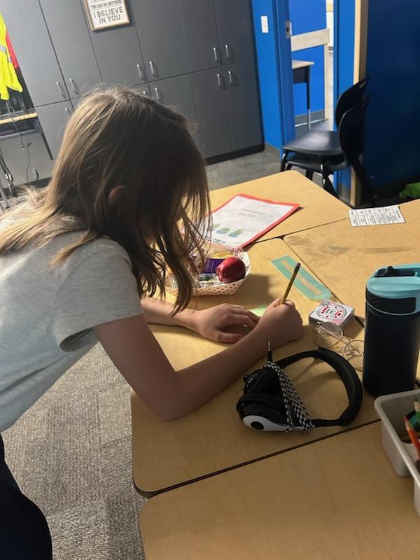 SouthPointeSCA's tweet photo. Kicking off every day with positivity — Mrs. Fisher and her students start their mornings with expressions of gratitude! 🌞🍎 #EverydayPositivity #Gratitude https://t.co/3VydeZmHnN