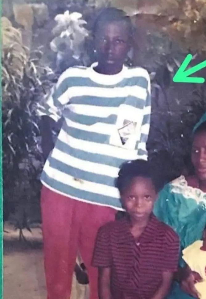 CongoMusicTales's tweet photo. {Thread} 
D’indésirable à légende de Wenge Musica Maison mère 

Serge, alias Celeo Scram, est né le 3 avril 1978 à Kinshasa, dans le quartier de Bandalungwa. Il découvre la musique grâce aux fêtes et funérailles locales où il danse dès son plus jeune âge. https://t.co/Sa2xpZVBUR