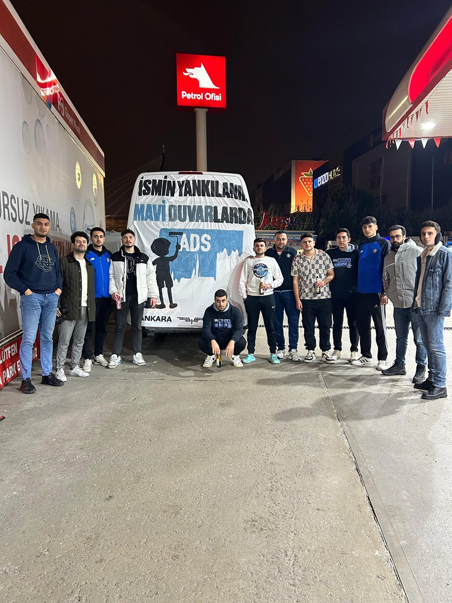 Bi' yanım korktu, bi' yanım âşık
Bi' yanım yandı en güzelinden
Bi' yokuştum, nereleri aştım
Ama sana geldim ta ezelimden.

Ankara Tayfası Göztepe deplasmanı yollarında 💪🏻