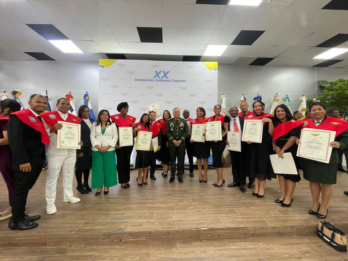 Muy feliz de recibirme hoy como Magíster en Derechos Humanos y Derecho Internacional Humanitario como parte de la primera promoción de esta maestría, impartida por la Universidad Nacional para la Defensa del Ministerio de Defensa.

Sigo sumando conocimientos a mi especialización