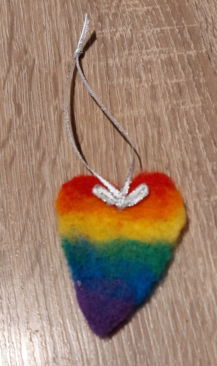 MariekeO_79's tweet photo. Een emo moment. Een begeleidster kwam rond 22.00 uur mijn medicatie brengen. Ze zei ik ga nog iets ophalen. Toen ze terugkwam gaf ze dit. Als hart onder de riem, omdat ik nu wel wat steun kan gebruiken (ik heb een hele slechte week gehad 😢). #lief #attent 1/2 https://t.co/cZtbO9QhB5